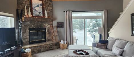 スマートテレビ、テレビゲーム、DVD プレーヤー、卓球台