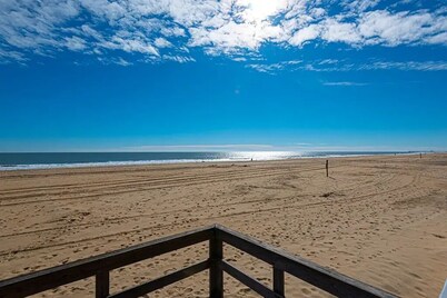 Huge Boardwalk Direct Ocean Front Pool New Floor