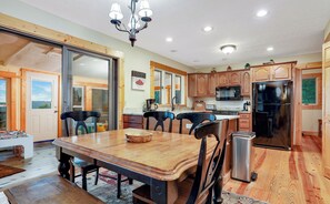 Fridge, microwave, oven, stovetop - Mountaintop Home with Fantastic Views (Saluda)
