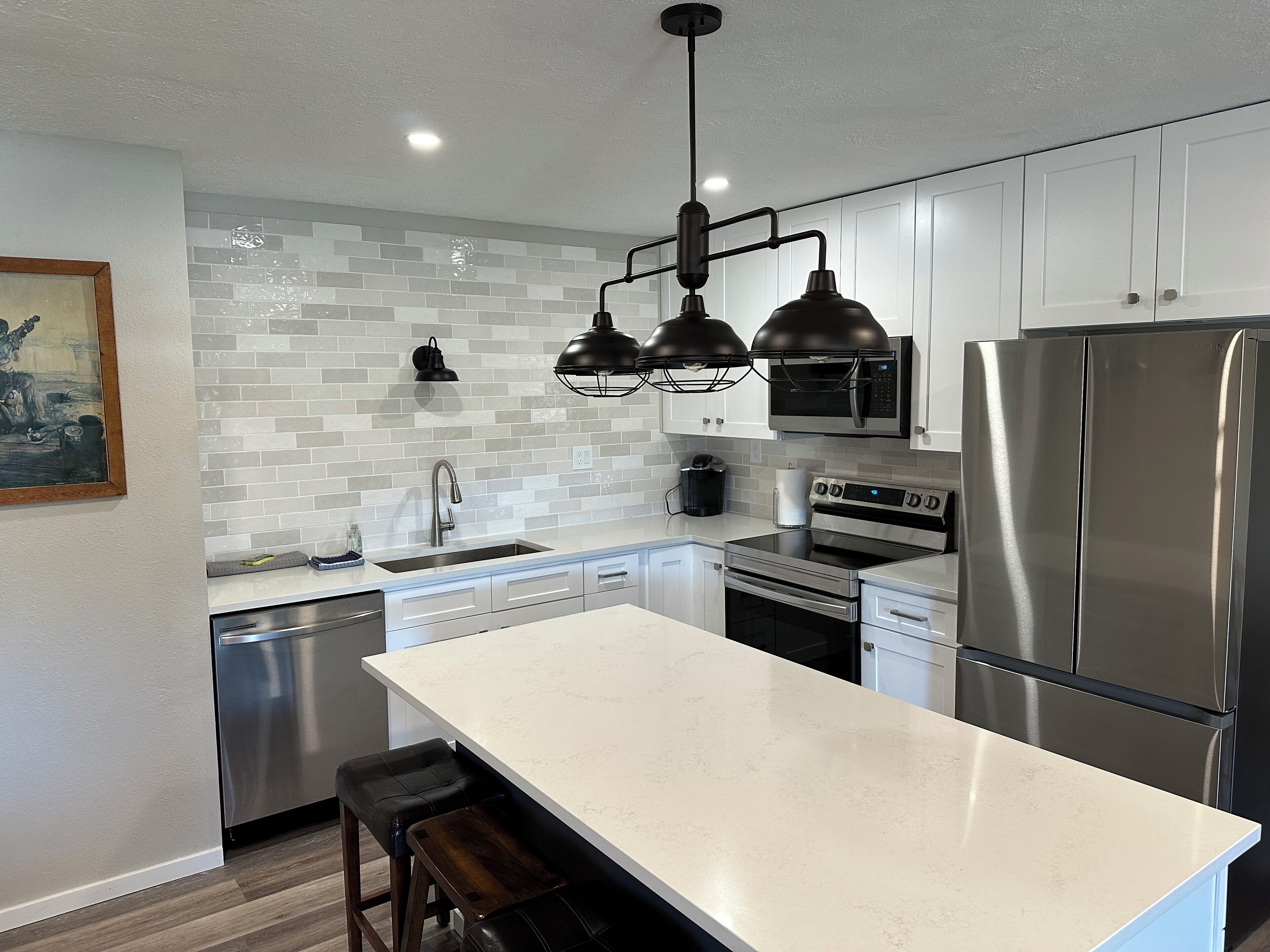 Réfrigérateur, micro-ondes, four, plaque de cuisson