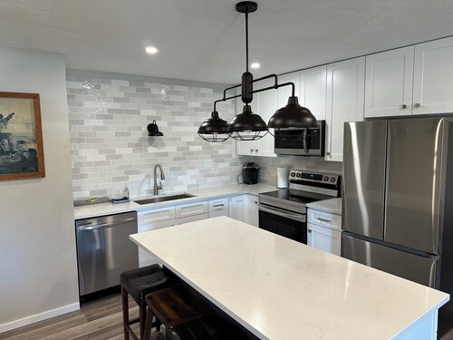 Cozy Top Floor Unit, Mountain Views, Sunsets with Biking and Hiking Trail Access