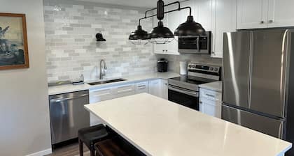 Cozy Top Floor Unit, Mountain Views, Sunsets with Biking and Hiking Trail Access