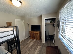 2 bedrooms, desk, iron/ironing board, free WiFi - Cozy Top Floor End Unit with Mountain Views of Byers Peak and Winter Park Resort (Fraser)