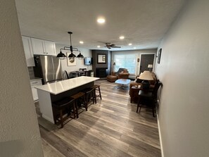 Smart TV, caminetto, biblioteca musicale, impianto stereo