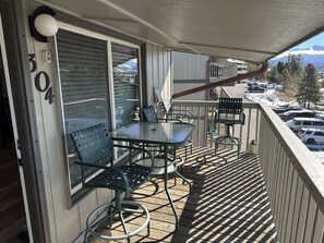 Outdoor dining - Cozy Top Floor End Unit with Mountain Views of Byers Peak and Winter Park Resort (Fraser)