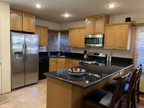 Fridge, microwave, oven, stovetop - Peaceful Beach House (San Diego)