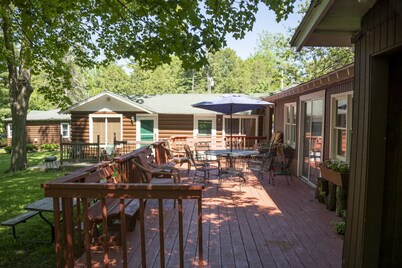 “Private 3-Bed Cabin Near Geneva Lake – Walk to Dining & Beach”