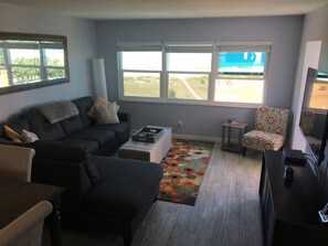 Een smart-tv, boeken en een printer