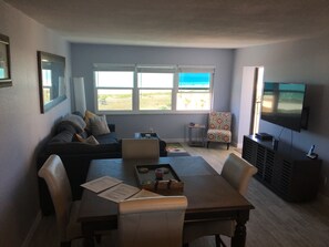 Een smart-tv, boeken en een printer