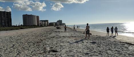 En la playa, camastros y toallas de playa
