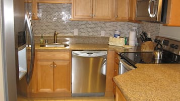 Kylskåp, mikrovågsugn, ugn och spishäll