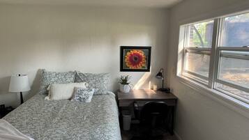 1 間睡房、房內夾萬、書桌、熨斗/熨衫板