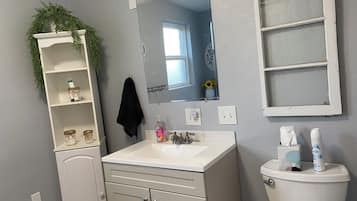 Ensemble douche/baignoire, sĂšche-cheveux, serviettes fournies, savon