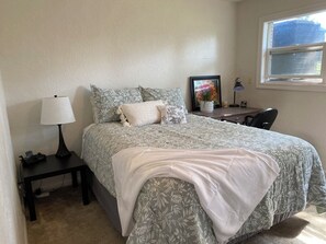 1 bedroom, in-room safe, desk, iron/ironing board - Welcome to the Hillside Retreat  (College Place)