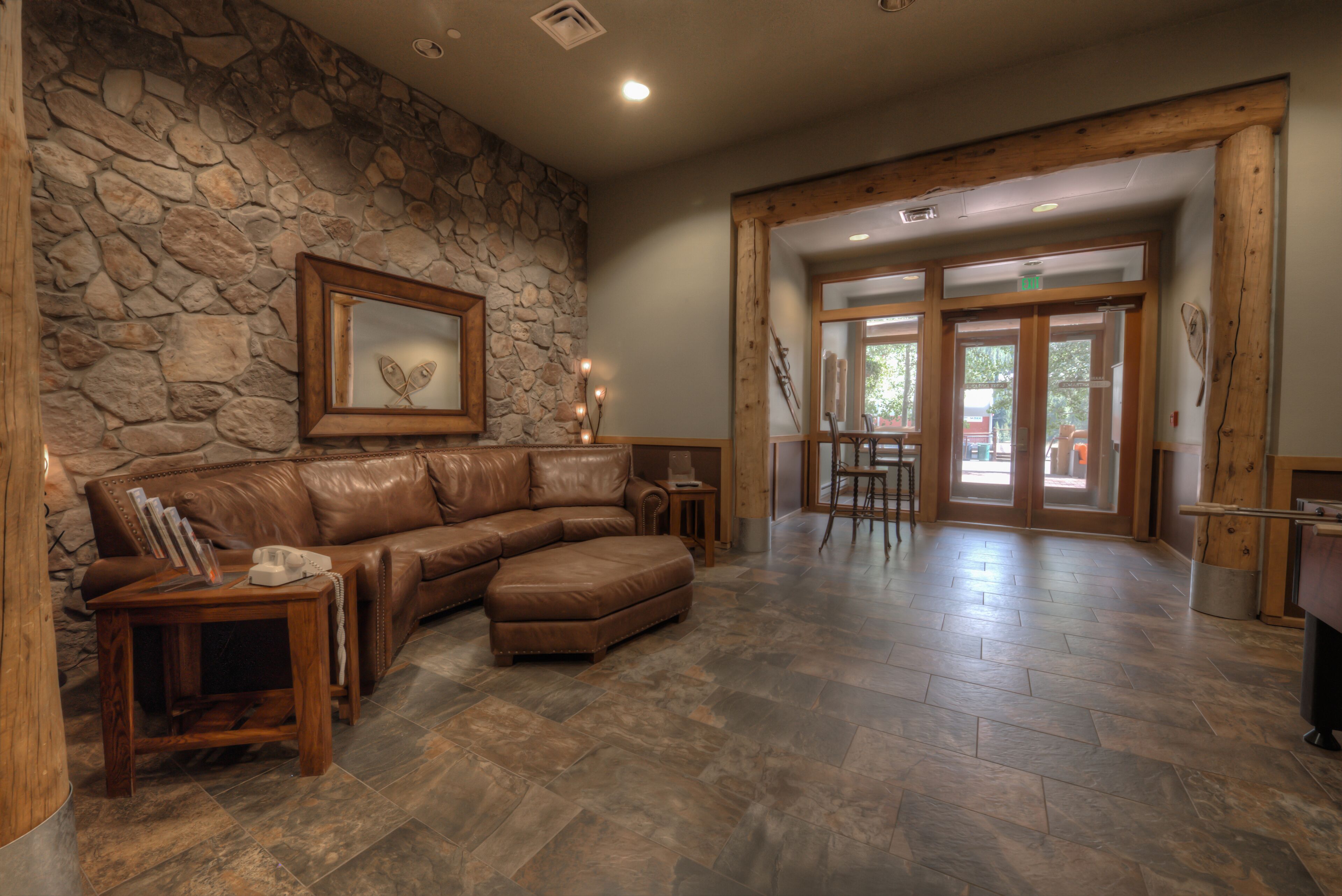 Smart TV, caminetto, tavolo da calcetto, libri