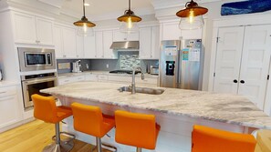 Fridge, microwave, oven, stovetop - Show Stopper close to Center Street~Casa Del Sol (Folly Beach)