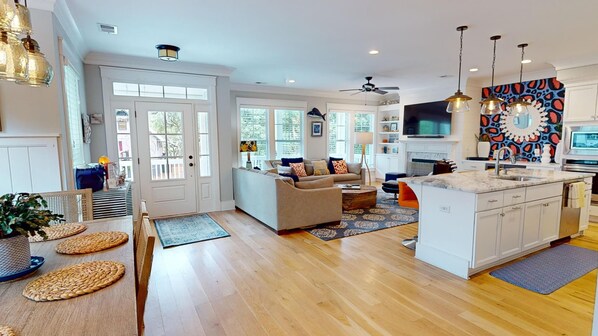 Interior - Show Stopper close to Center Street~Casa Del Sol (Folly Beach)