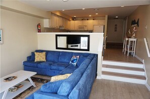 TV connectée, lecteur de DVD, livres, chaîne hi-fi