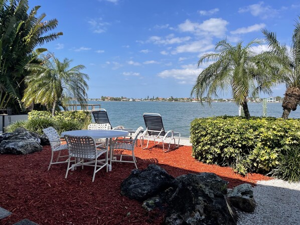 Outdoor dining - Waterfront Condo With Spectacular View (Treasure Island)