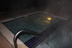 Piscina a l'aire lliure i piscina climatitzada 
