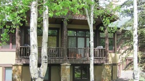 Un bâtiment à deux étages doté d’un balcon, de piliers en pierre et de grandes fenêtres.