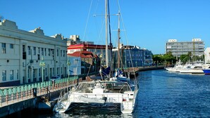 Un canal con barcos amarrados, un puente y edificios a lo largo del agua.