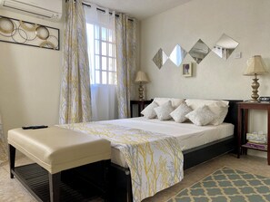 2 chambres, coffre-fort, bureau, fer et planche à repasser