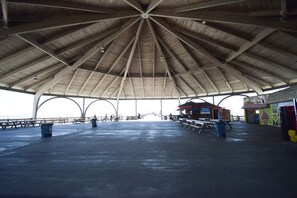 Outdoor dining - Beautiful top floor Condo/2 pools Steps From Beach  And Pier (Tybee Island)