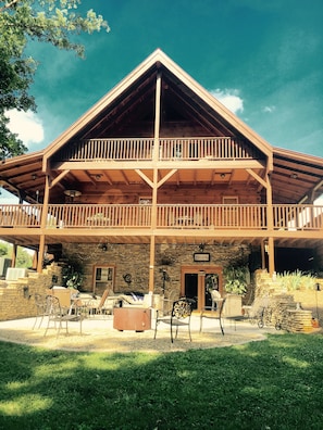 Outdoor dining - Life is Better at The Conner Lodge No Cleaning Fees (Greenback)