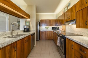 Fridge, microwave, oven, stovetop - Oceanfront - Kanaloa Resort #2202 (Kailua-Kona)