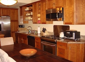 ثلاجة، ميكروويف، فرن، موقد طهي مسطح