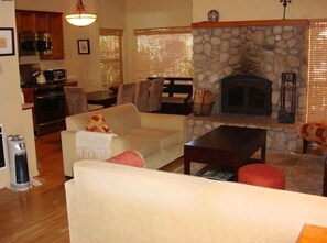 تلفزيون ذكي، مدفأة، مشغل دي في دي، كرة قدم الطاولة