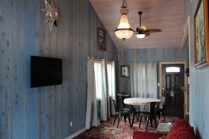 Smart TV, books - The Blue Nook 2B 1Ba PRIVATE SPACIOUS Home Close to Downtown Wine Lovers (Fredericksburg)
