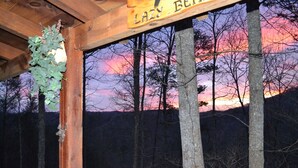 Une structure en bois sur laquelle est apposée une enseigne indiquant « LAZY BEAR ».