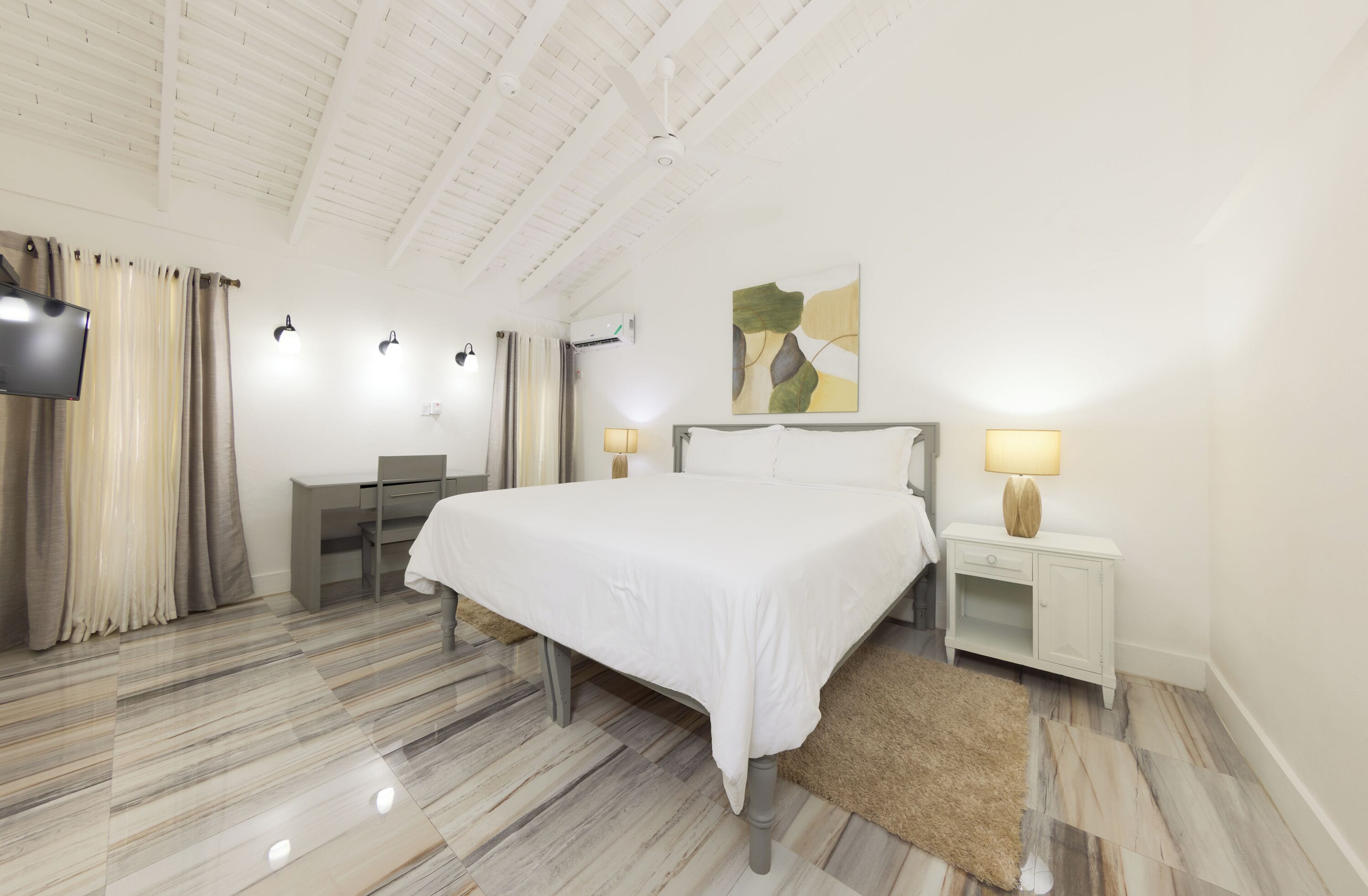 13 Schlafzimmer, Zimmersafe, Schreibtisch, Bügeleisen/Bügelbrett