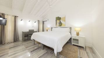 13 Schlafzimmer, Zimmersafe, Schreibtisch, Bügeleisen/Bügelbrett