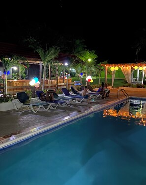 Una piscina al aire libre