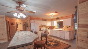 Fridge, microwave, oven, stovetop - BEAUTIFUL RETREAT HOME ON 2 FENCED PRIVATE ACRES. WALK TO FOREST AND GOLF! (Brooksville)