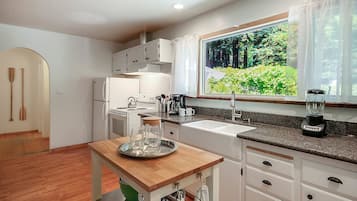 Fridge, microwave, stovetop, coffee/tea maker