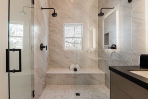Een douche, een haardroger, handdoeken