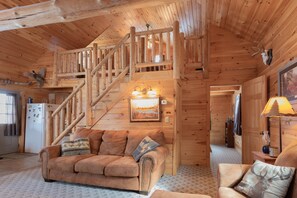 Smart TV, fireplace, DVD player, books - Welcome to The Country Cabin (Almond)