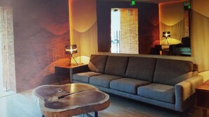Ein modernes Wohnzimmer mit einer Couch, einem runden Couchtisch und einer Stehlampe.