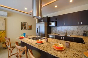Refrigerador, microondas, horno, placa de cocina