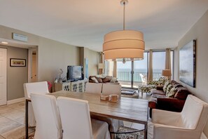 Een televisie en een stereo