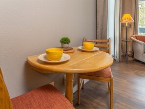 Dining - Rustic condo w/private balcony, fireplace and close access to lifts - Stillwater Getaway (Gallatin Gateway)