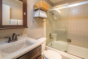 Combined shower/tub, hair dryer, towels, shampoo - Rustic condo w/private balcony, fireplace and close access to lifts - Stillwater Getaway (Gallatin Gateway)