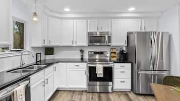 Geladeira, micro-ondas, fogão, cooktop