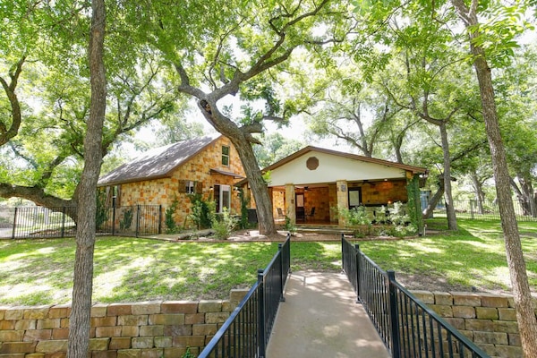Amazing Trees, Fenced Waterfront Yard