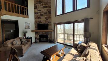 Älytelevisio, takka, videopelejä, DVD-soitin