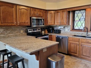 Jääkaappi, mikroaaltouuni, uuni, liesi